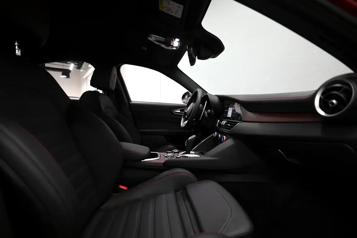Alfa Romeo Giulia 2.0 AT AWD (280 حصان) - 7