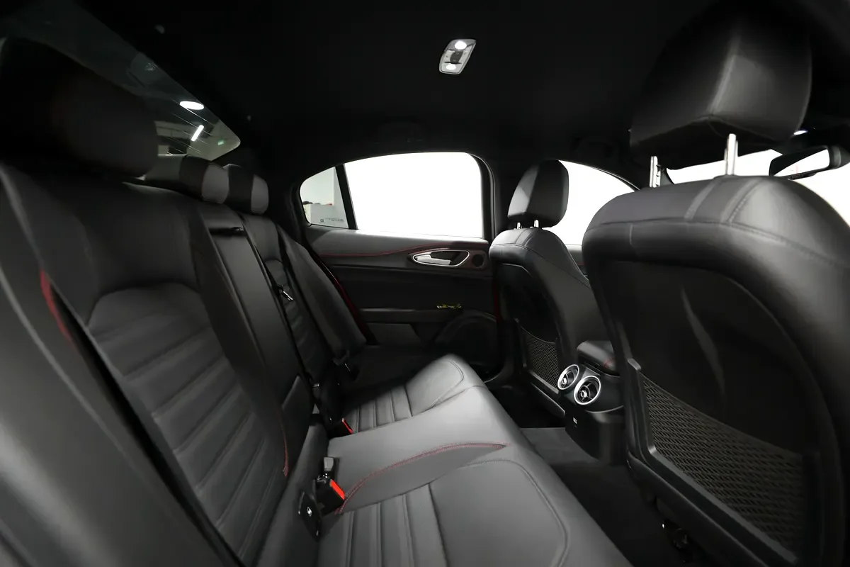 Alfa Romeo Giulia 2.0 AT AWD (280 حصان) - 8