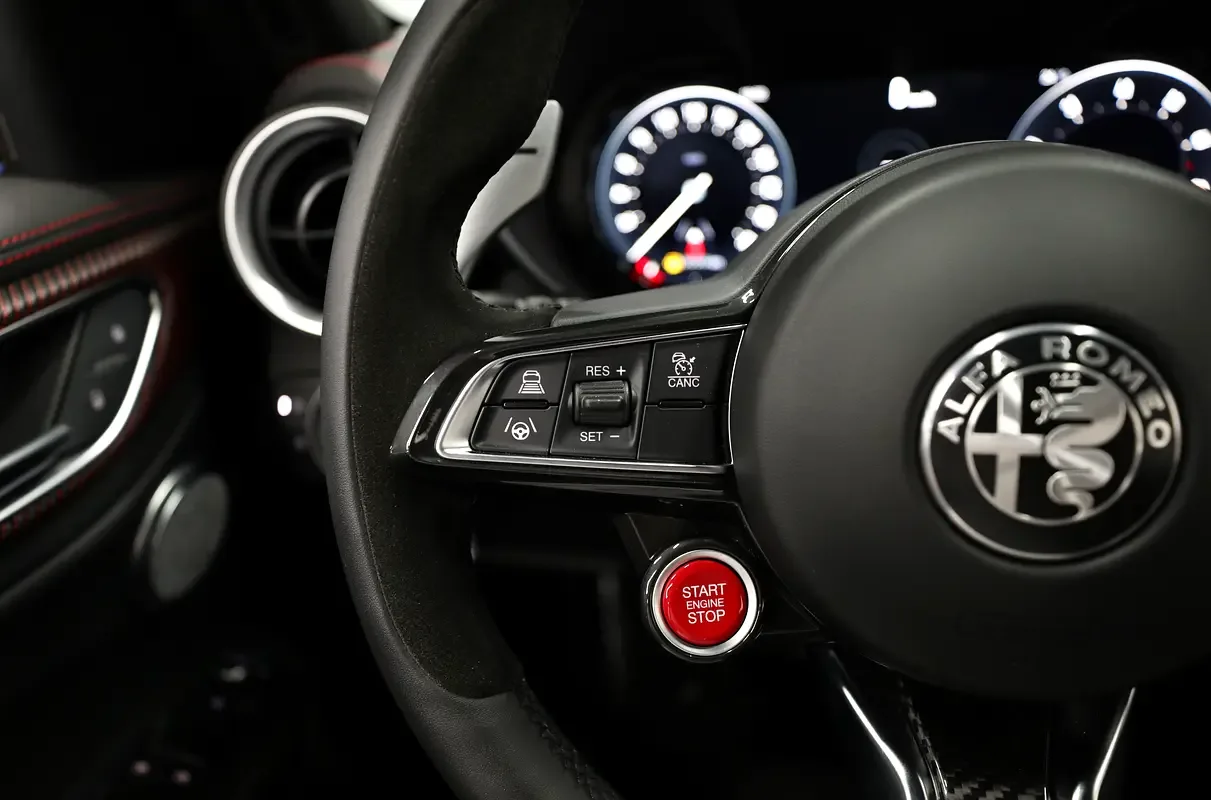 Alfa Romeo Giulia 2.0 AT AWD (280 حصان) - 11