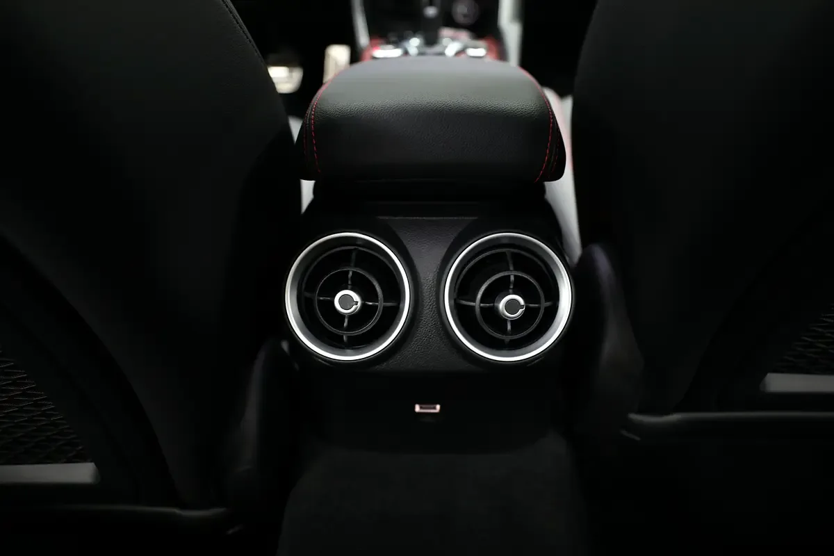 Alfa Romeo Giulia 2.0 AT AWD (280 حصان) - 15