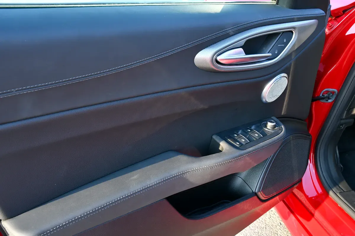 Alfa Romeo Giulia 2.0 AT AWD (280 hp) - 10