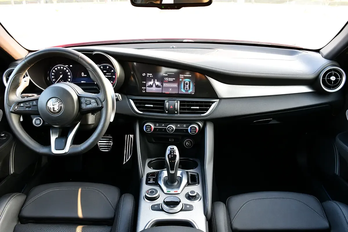 Alfa Romeo Giulia 2.0 AT AWD (280 hp) - 13