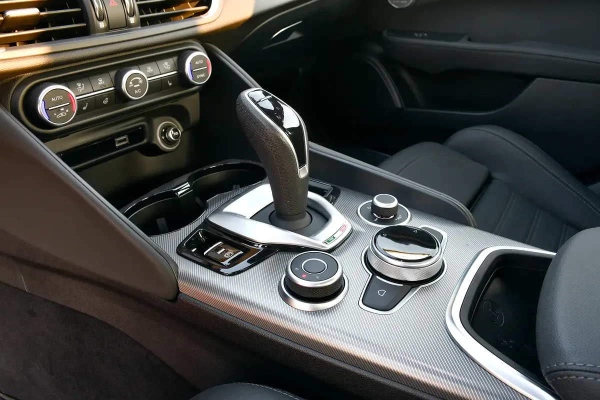 Alfa Romeo Giulia 2.0 AT AWD (280 hp) - 17