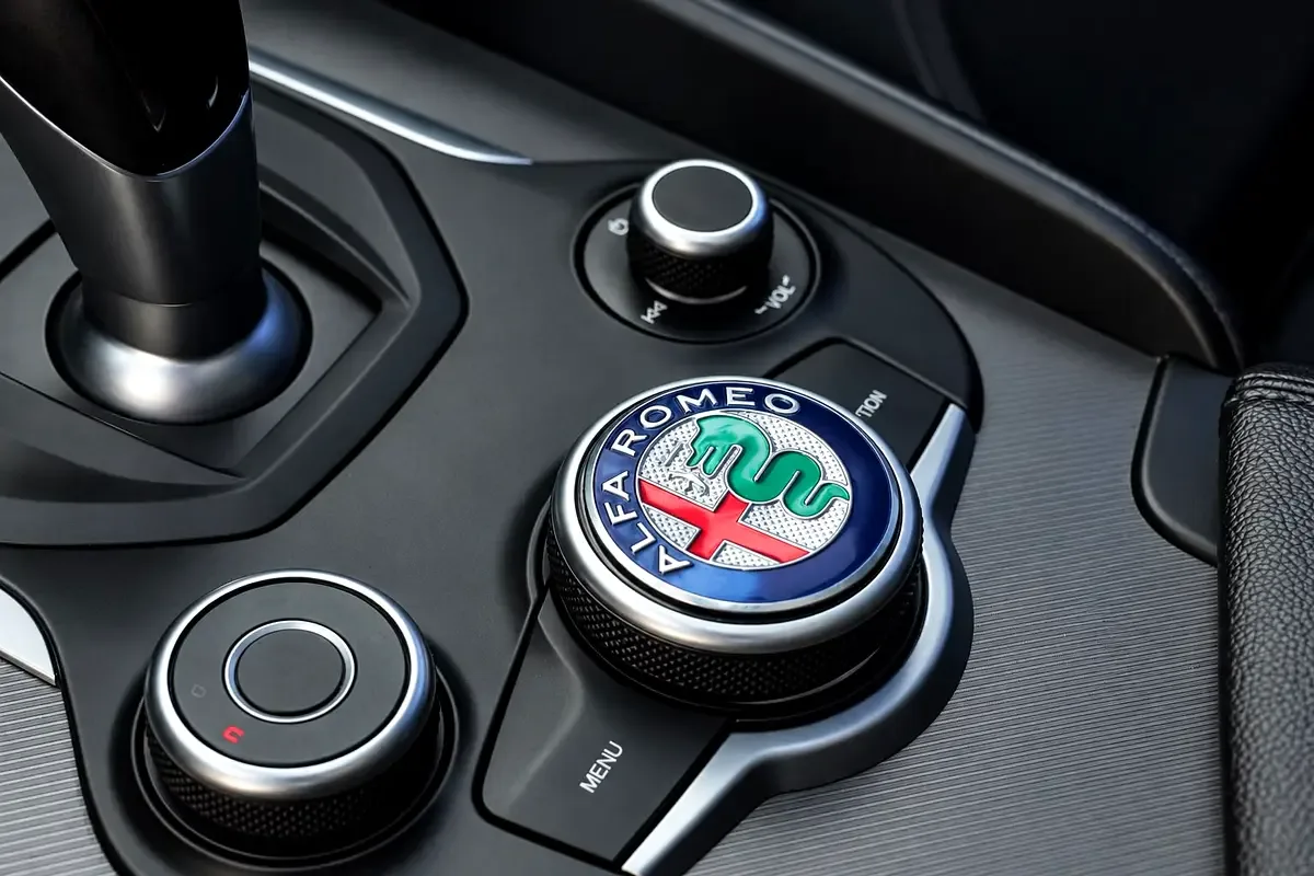 Alfa Romeo Giulia 2.0 AT Q4 (280 حصان) - 10