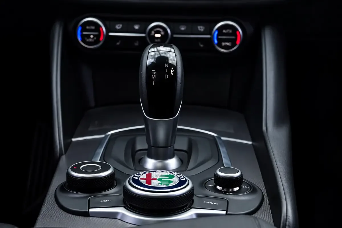 Alfa Romeo Giulia 2.0 AT Q4 (280 حصان) - 13