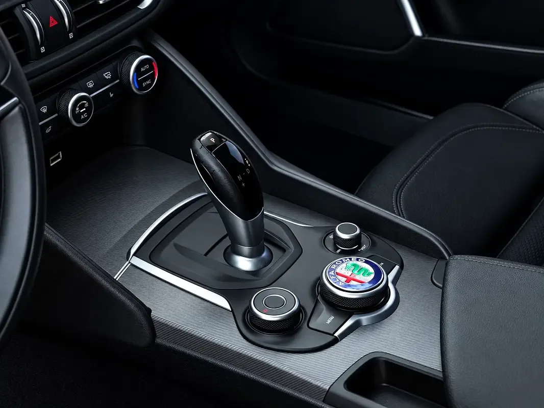 Alfa Romeo Giulia 2.0 AT Q4 (280 حصان) - 15