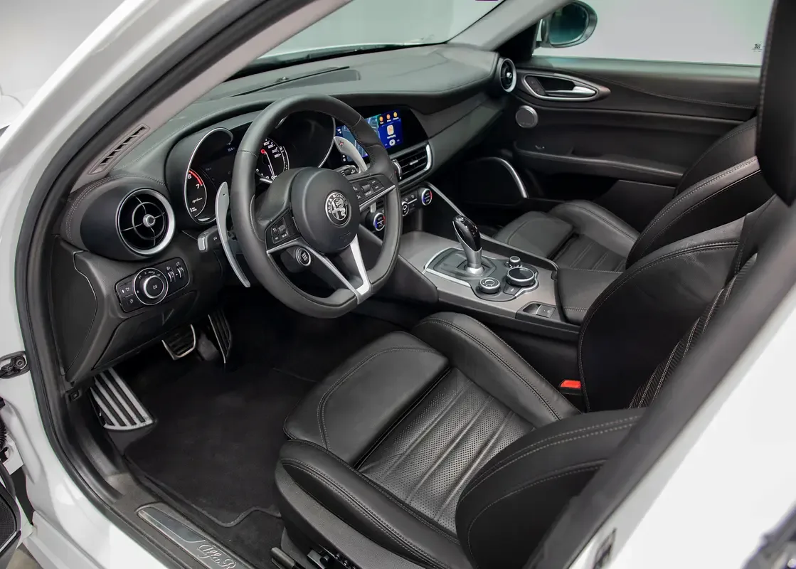 Alfa Romeo Giulia 2.0 AT RWD (280 hp) - 10