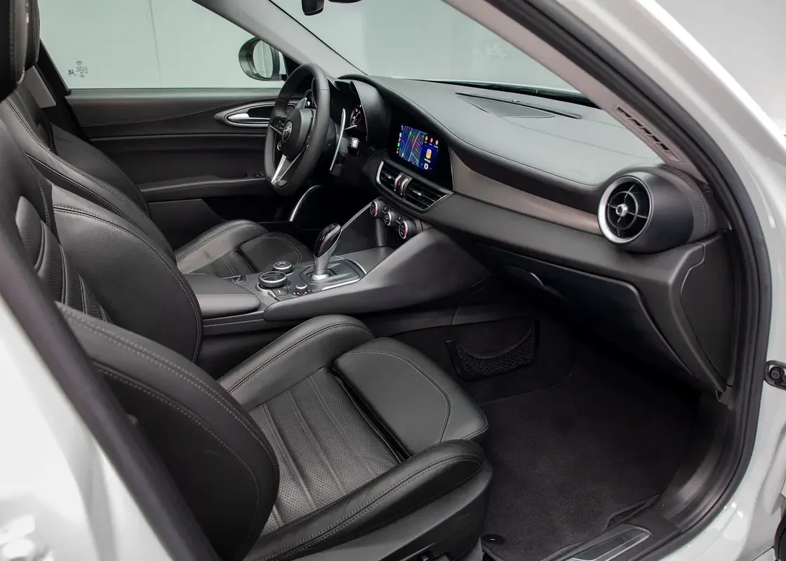 Alfa Romeo Giulia 2.0 AT RWD (280 hp) - 12