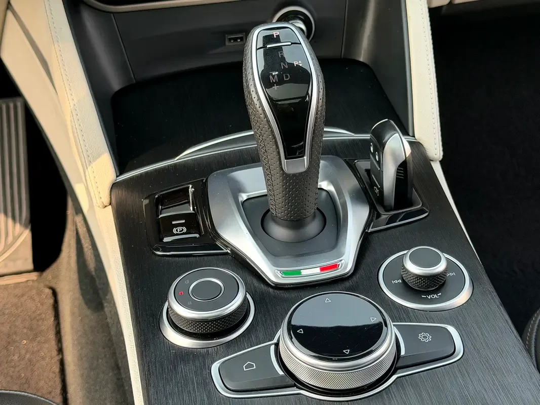 Alfa Romeo Stelvio 2.0 AT AWD (280 حصان) - 10