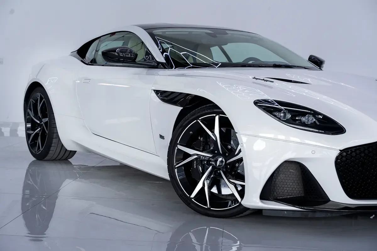 Aston Martin DBS 5.2 AT RWD (725 حصان) - 4
