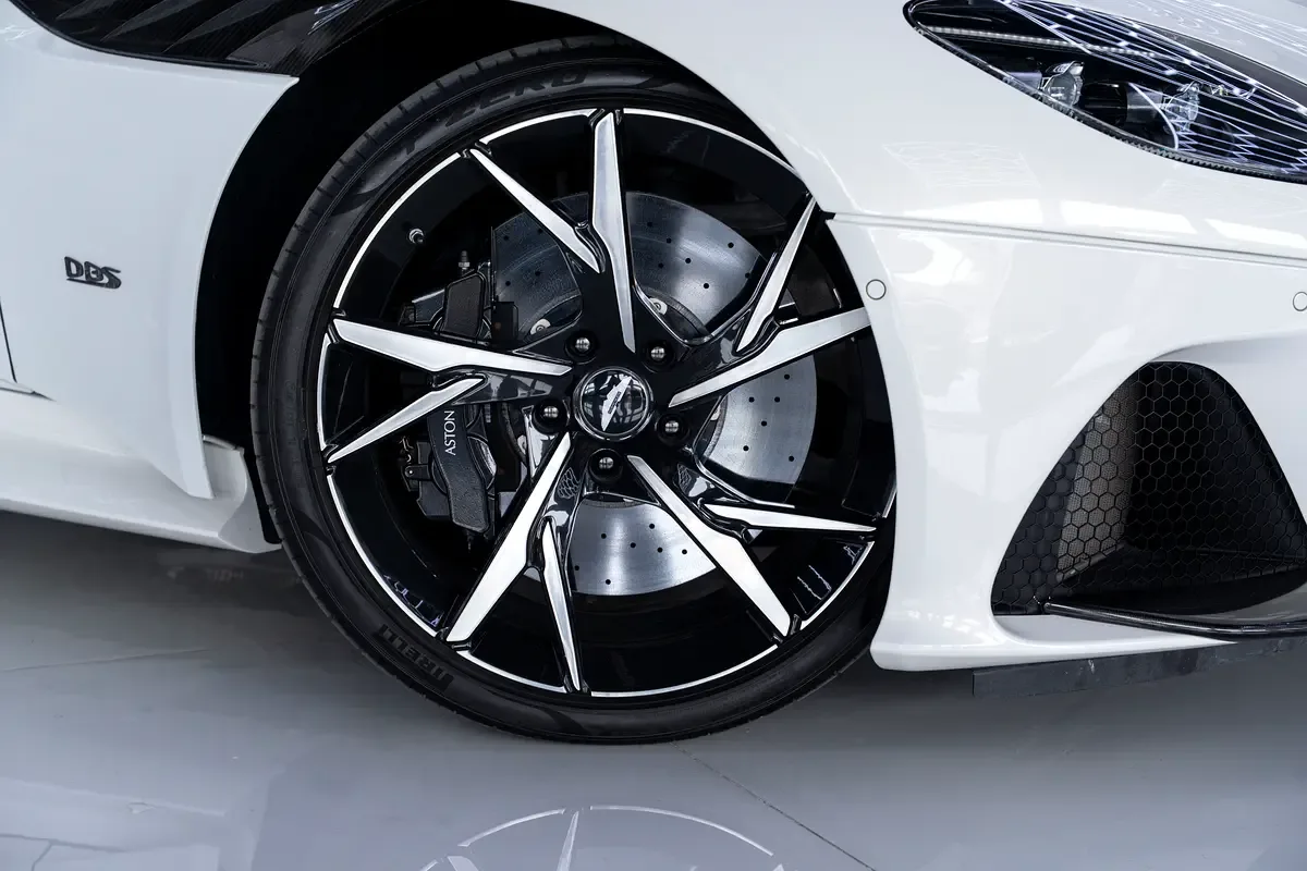 Aston Martin DBS 5.2 AT RWD (725 حصان) - 5