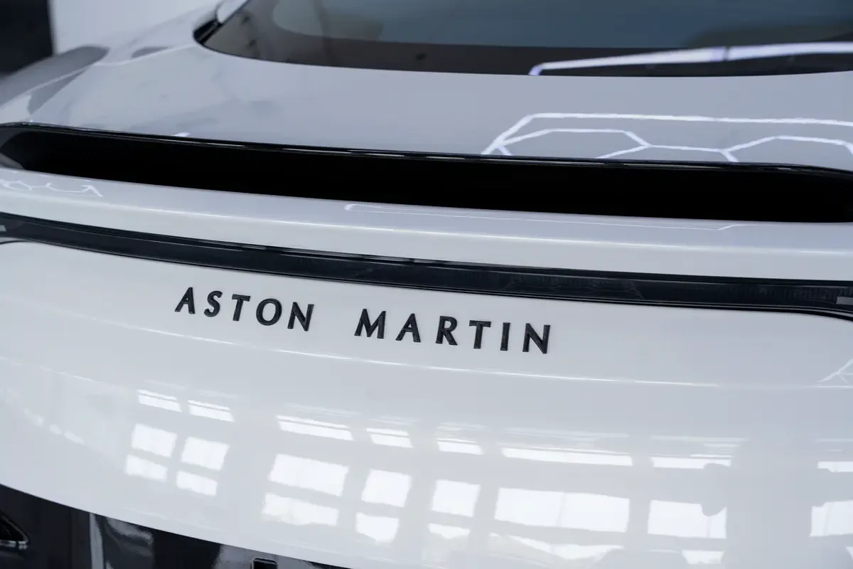 Aston Martin DBS 5.2 AT RWD (725 حصان) - 13