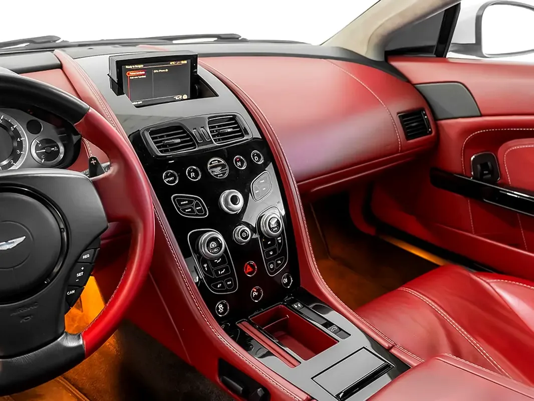 Aston Martin Vantage 4.7 V8 Sportshift (426 حصان) - 9