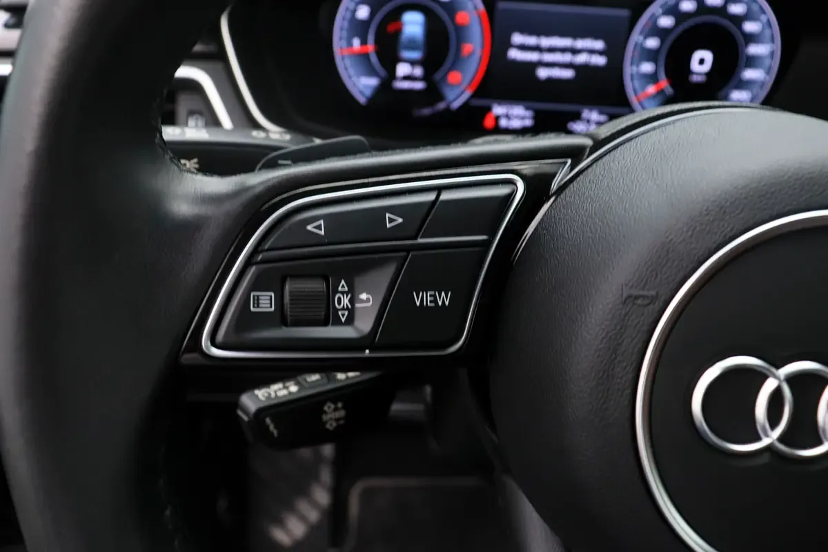 Audi A4 2.0 (249 حصان) robot - 15