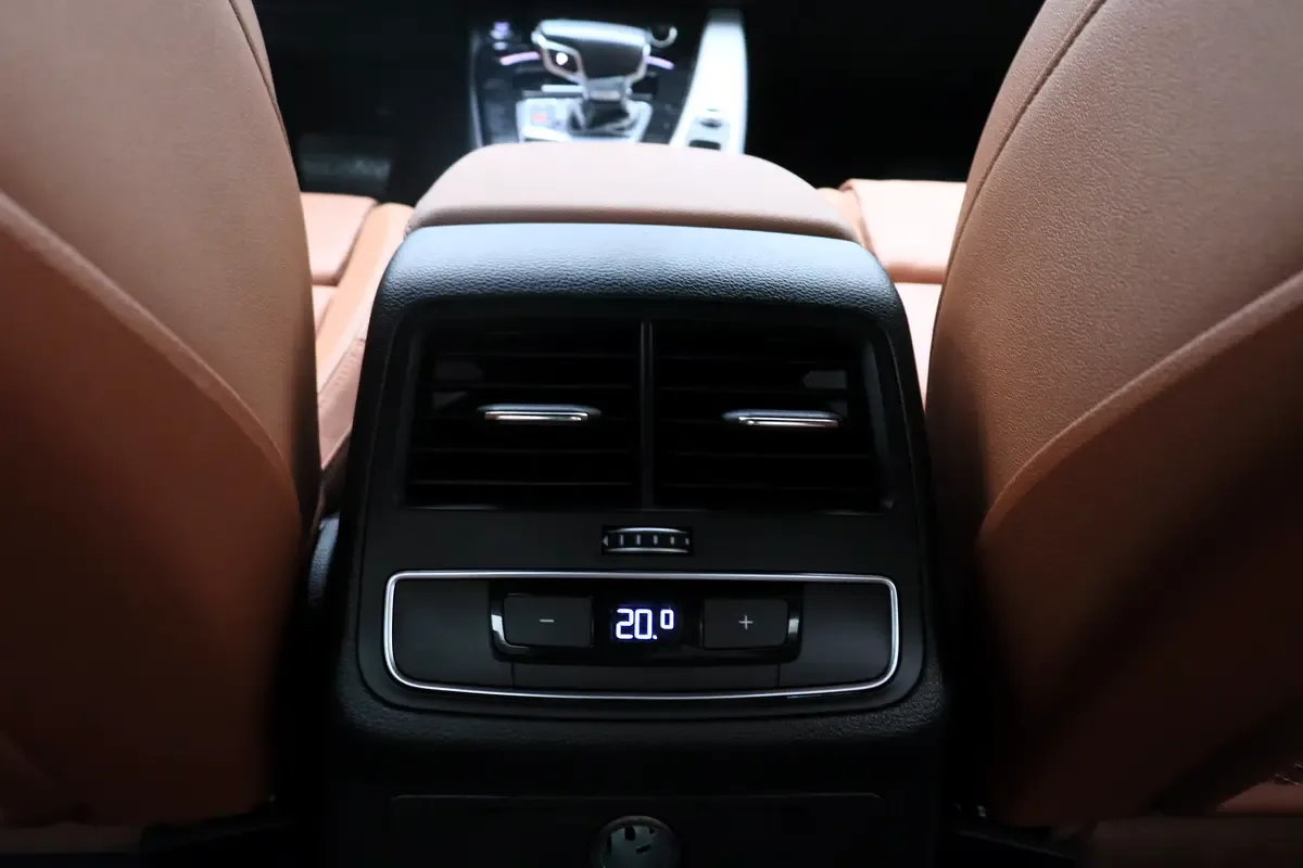Audi A4 2.0 (249 حصان) robot - 16