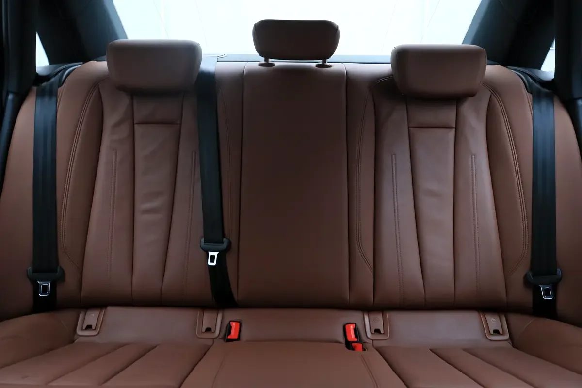Audi A4 2.0 (249 حصان) robot - 18