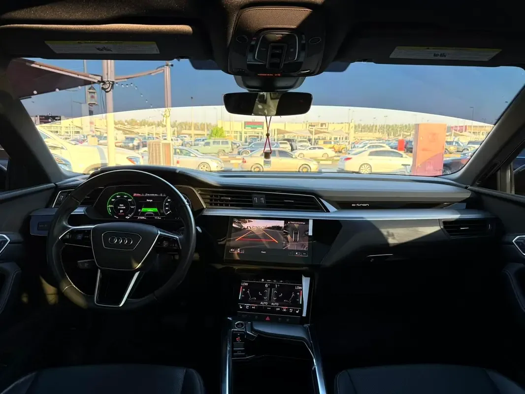 Audi e-tron AT 4WD (408 حصان) - 10