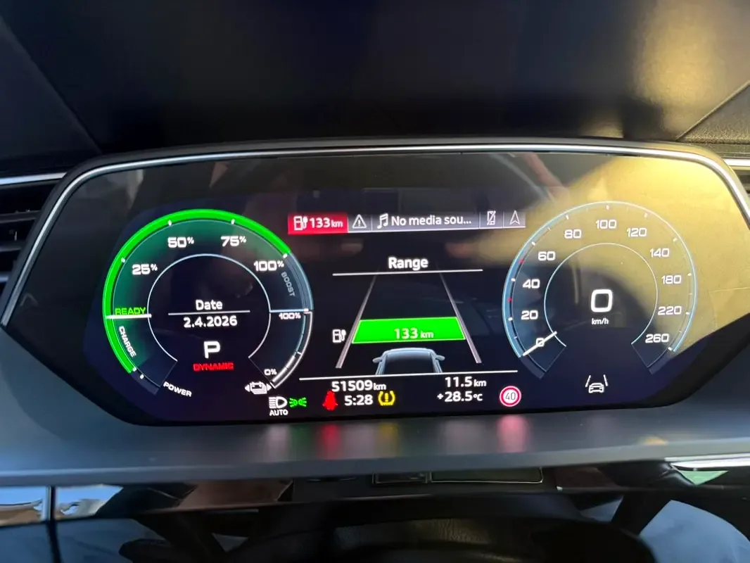 Audi e-tron AT 4WD (408 حصان) - 12