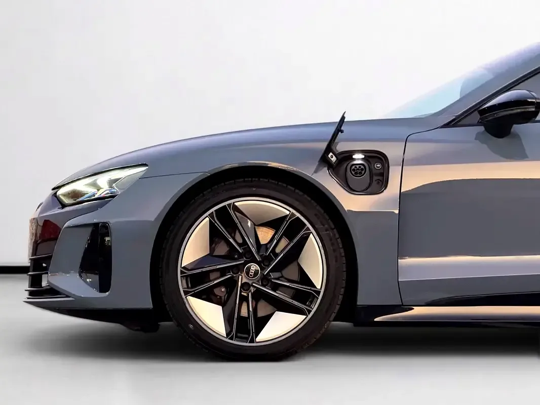 Audi e-tron GT AT 4WD (530 حصان) - 8
