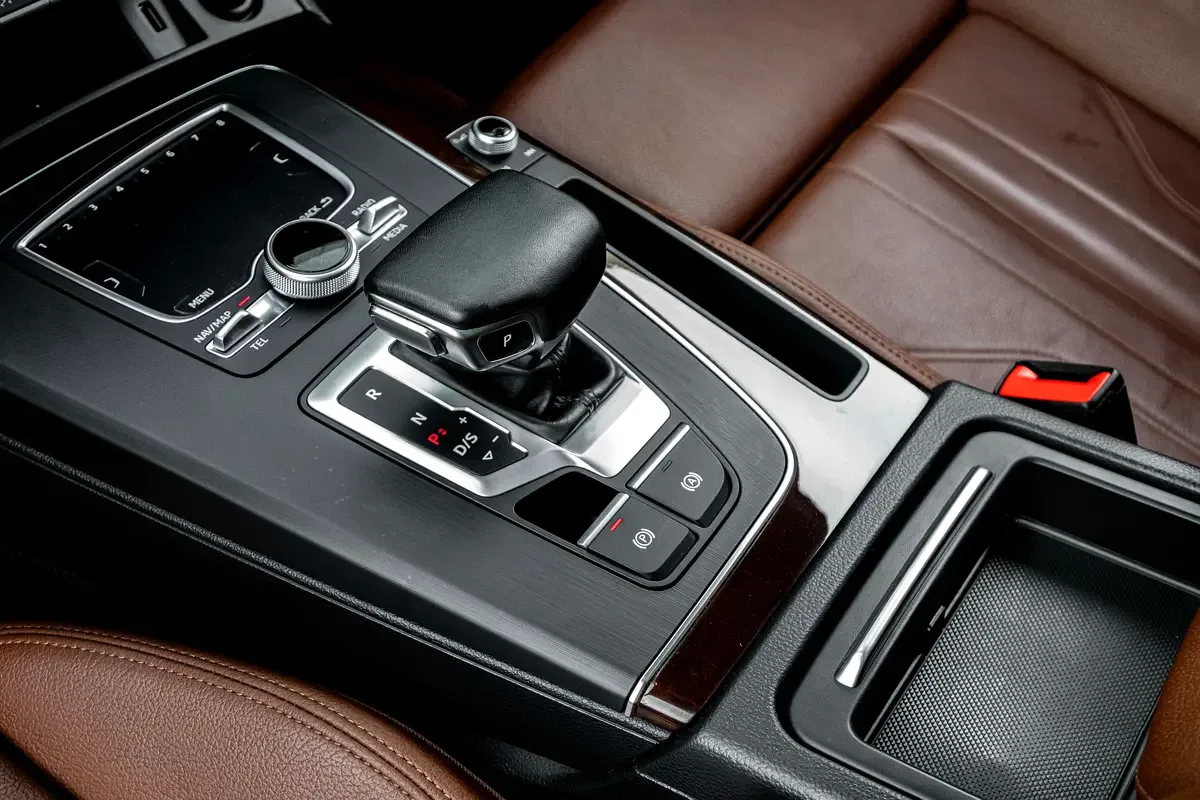 Audi Q5 45 TFSI S tronic quattro (249 حصان) - 10