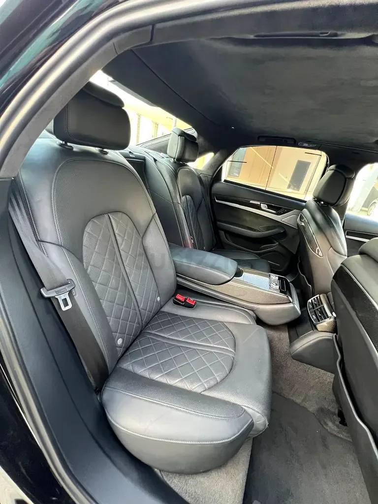 Audi S8 4.0 AT 4WD (520 hp) - 12