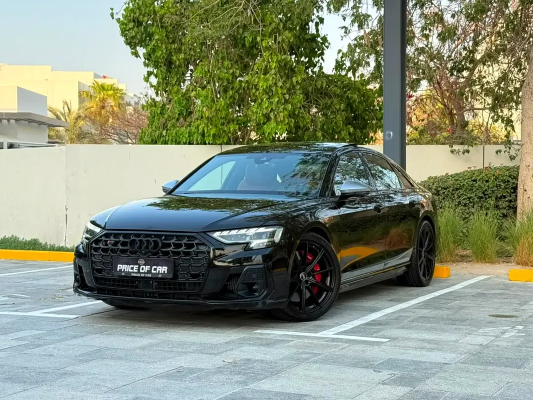 Audi S8 4.0 AT 4WD (571 hp)