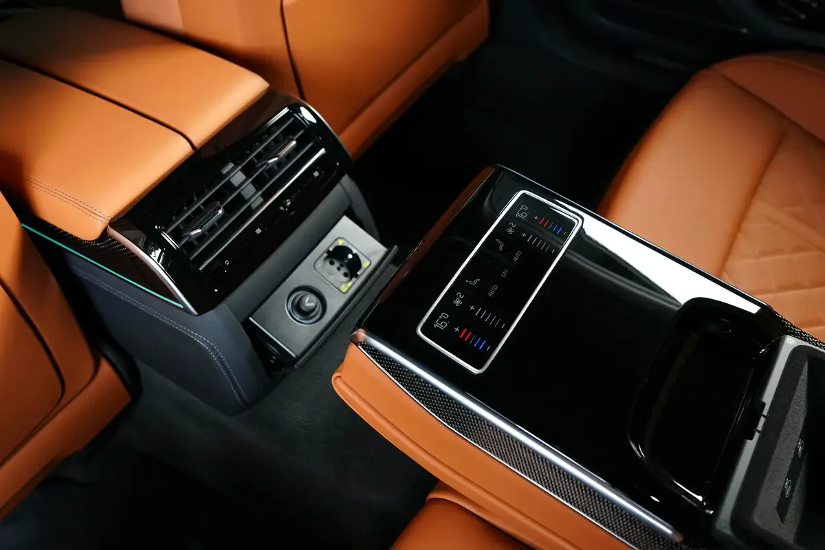 Audi S8 4.0 AT 4WD (571 hp) - 17