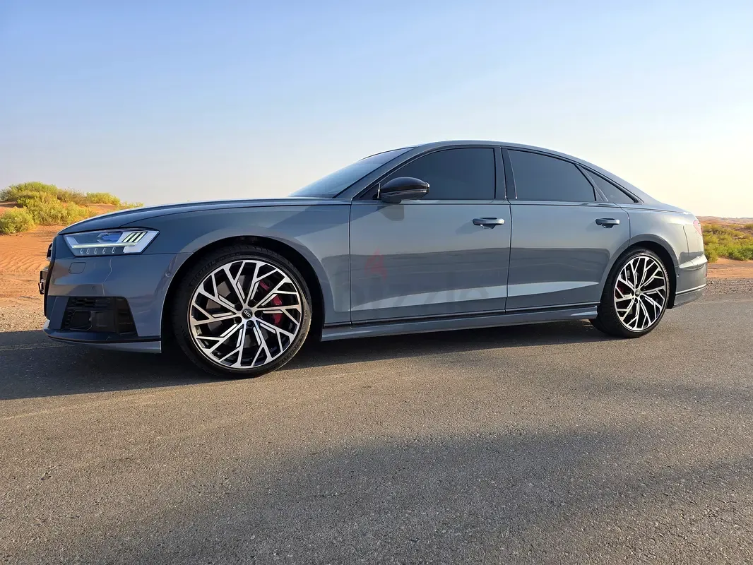 Audi S8 4.0 AT 4WD (571 حصان) - 2