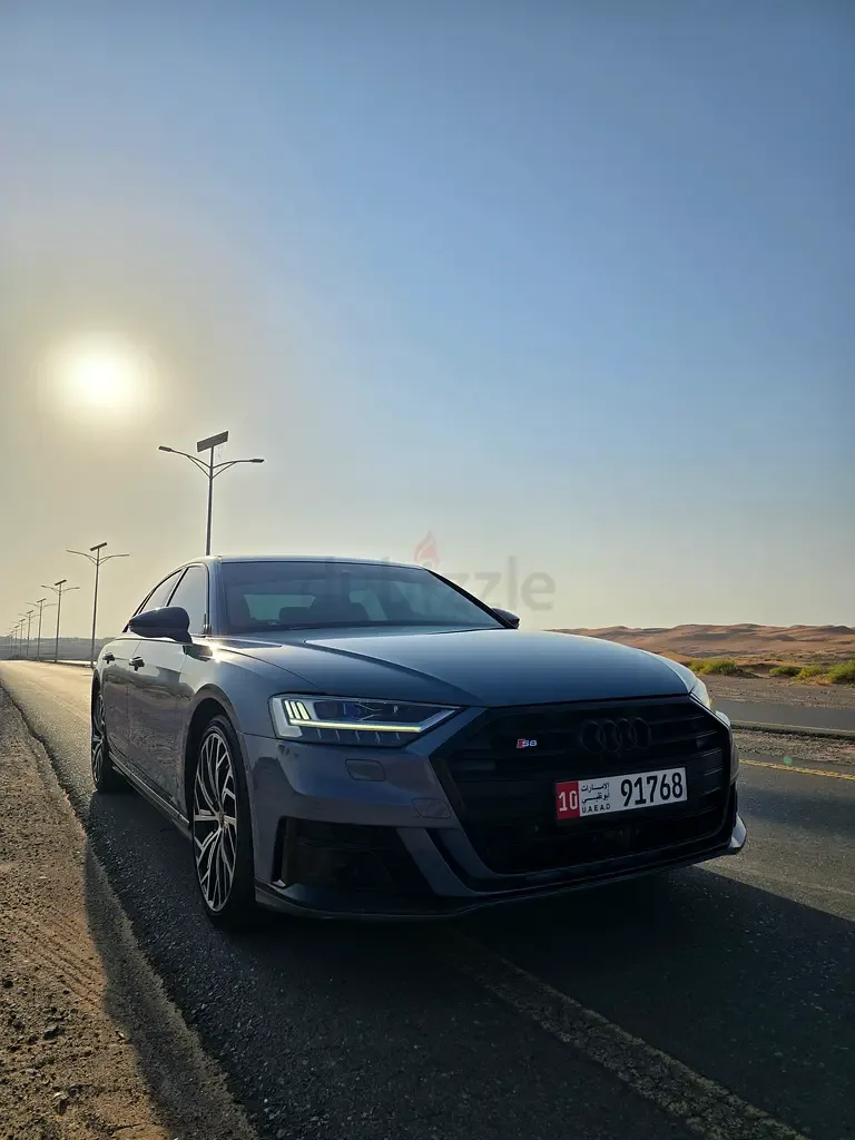 Audi S8 4.0 AT 4WD (571 حصان)