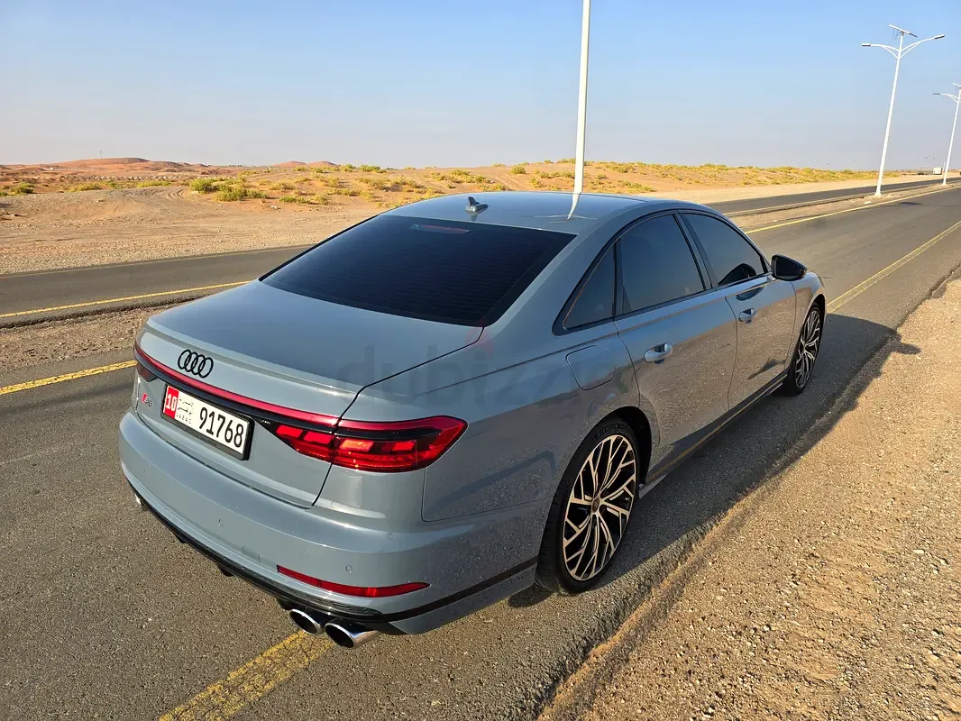 Audi S8 4.0 AT 4WD (571 حصان) - 4