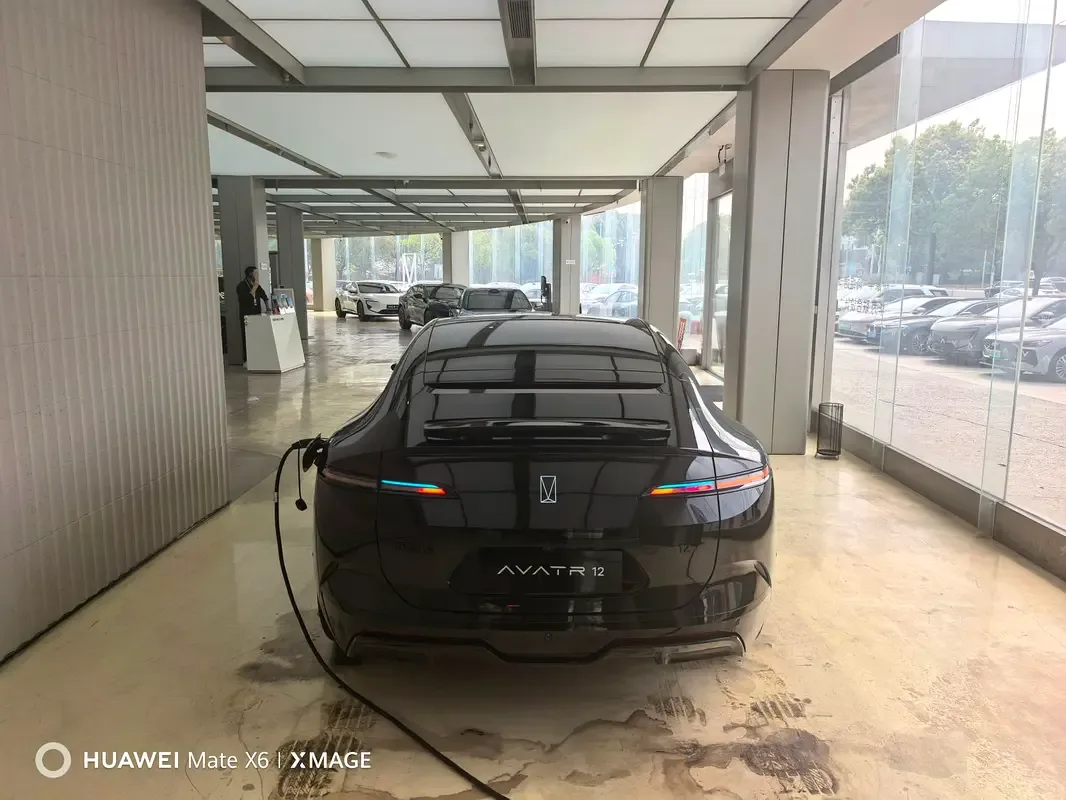 Avatr 12 AT 4WD (547 hp) - 4