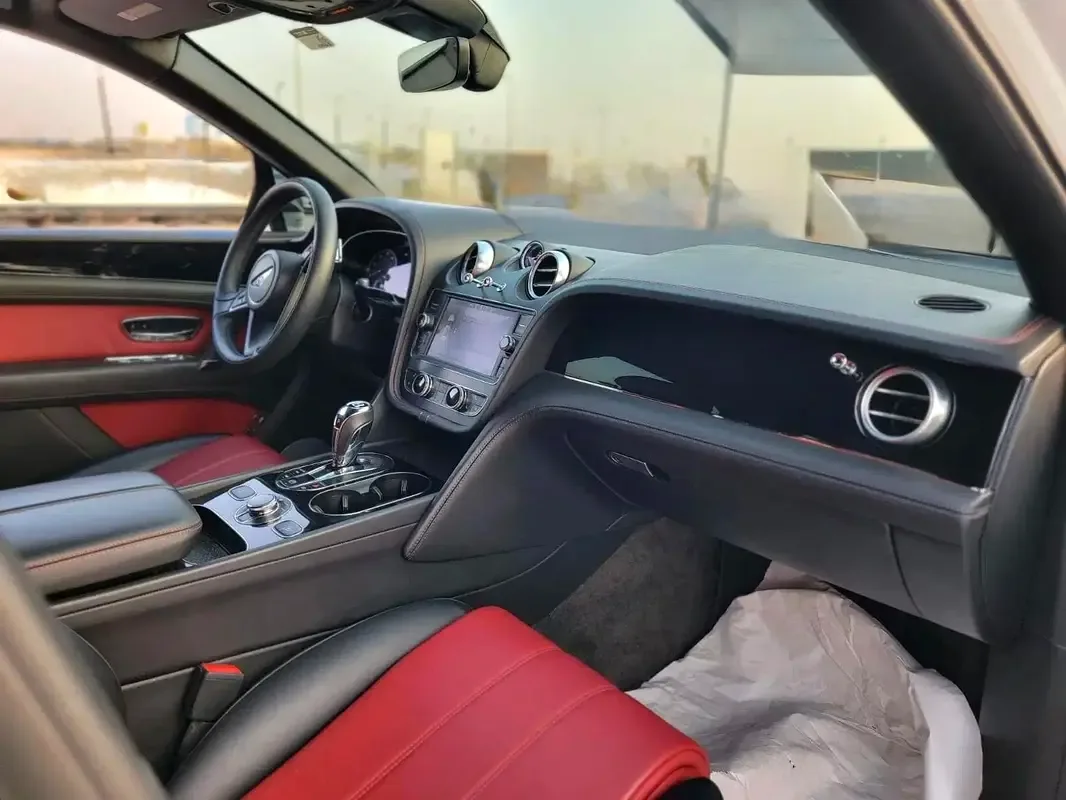 Bentley Bentayga 4.0 AT AWD (550 حصان) - 3