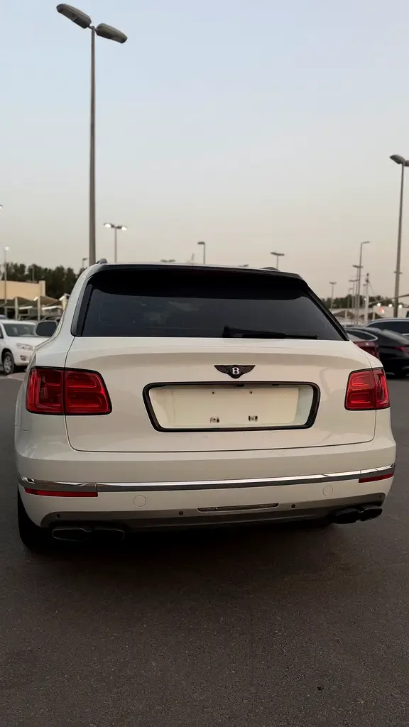 Bentley Bentayga 4.0 AT AWD (550 حصان) - 15