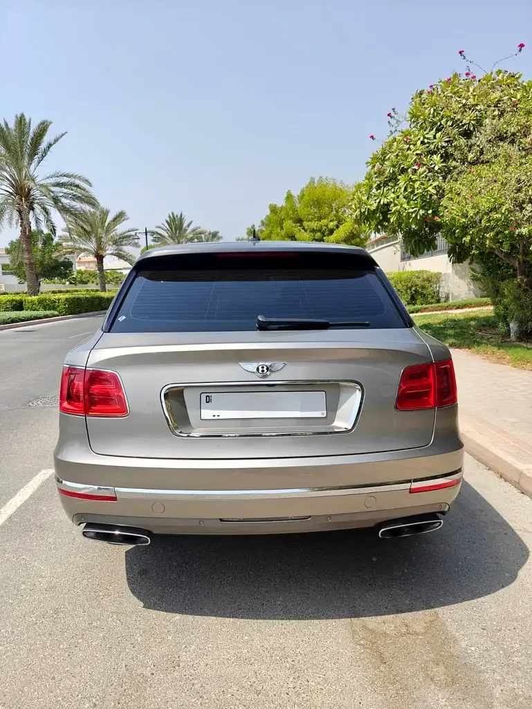 Bentley Bentayga 6.0 AT AWD (608 حصان) - 2