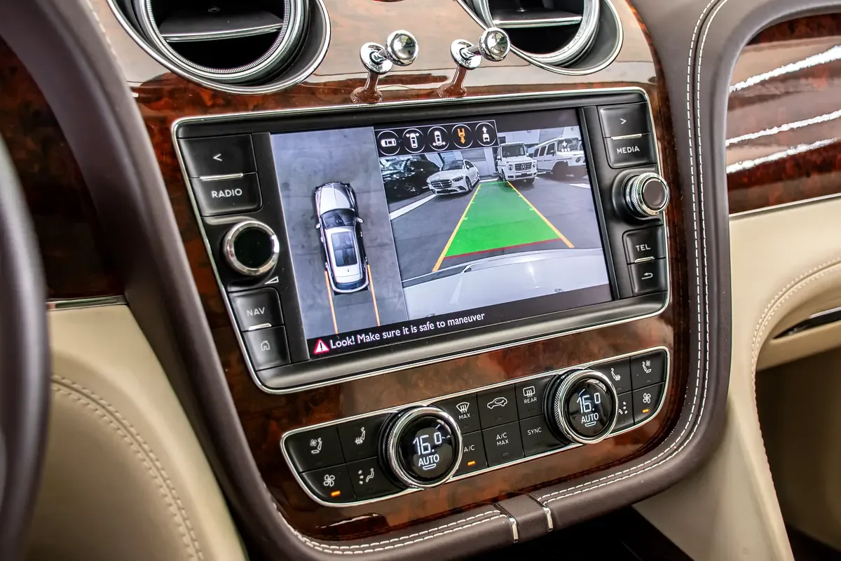 Bentley Bentayga 6.0 AT AWD (635 حصان) - 12