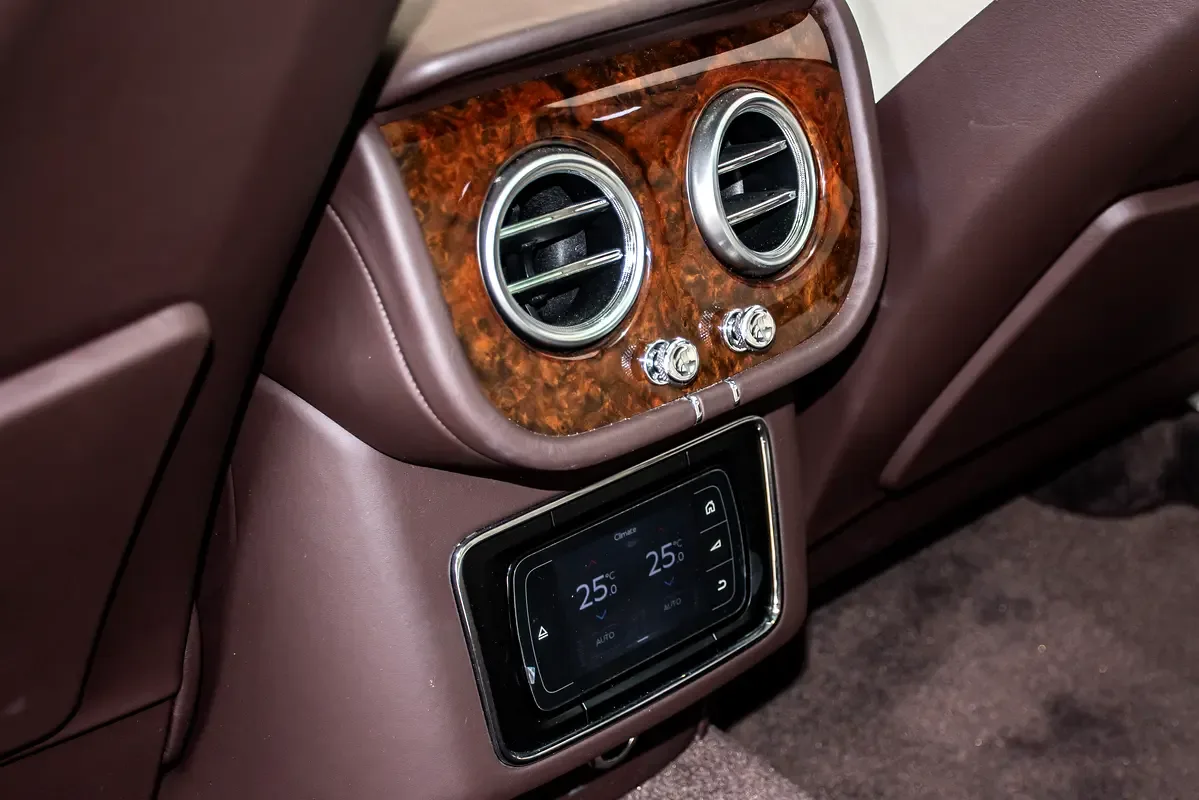Bentley Bentayga 6.0 AT AWD (635 حصان) - 14