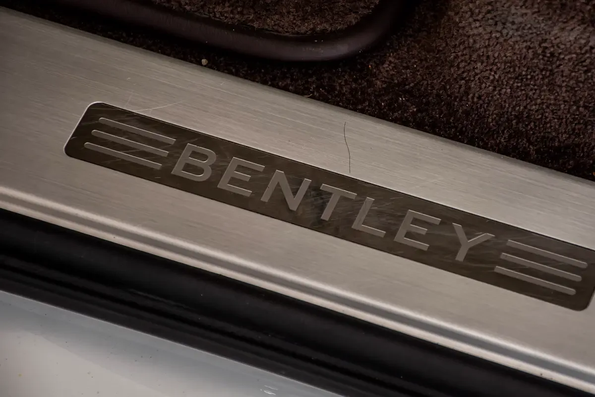 Bentley Bentayga 6.0 AT AWD (635 حصان) - 15
