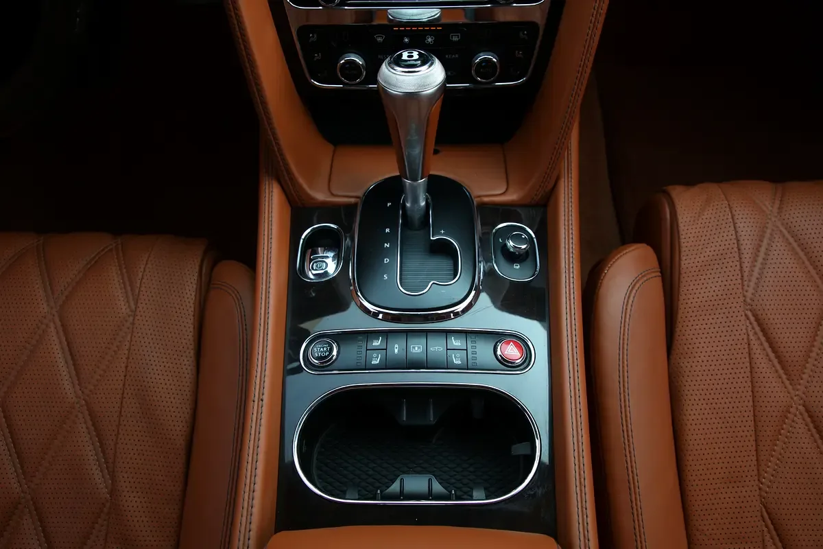 Bentley Flying Spur 4.0 V8 AWD AT (507 حصان) - 16