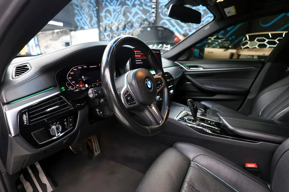 BMW 5 series 4.4 AT 4WD (530 حصان) - 11