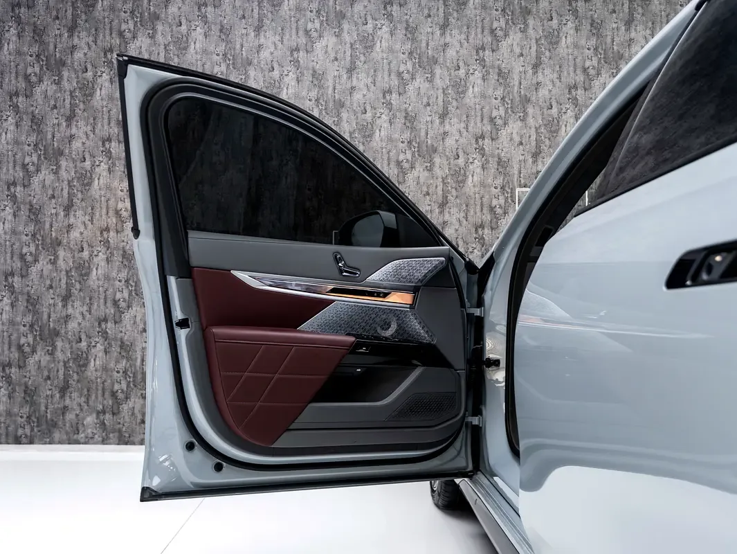 BMW 7 series 4.4 AT 4WD (544 hp) - 7