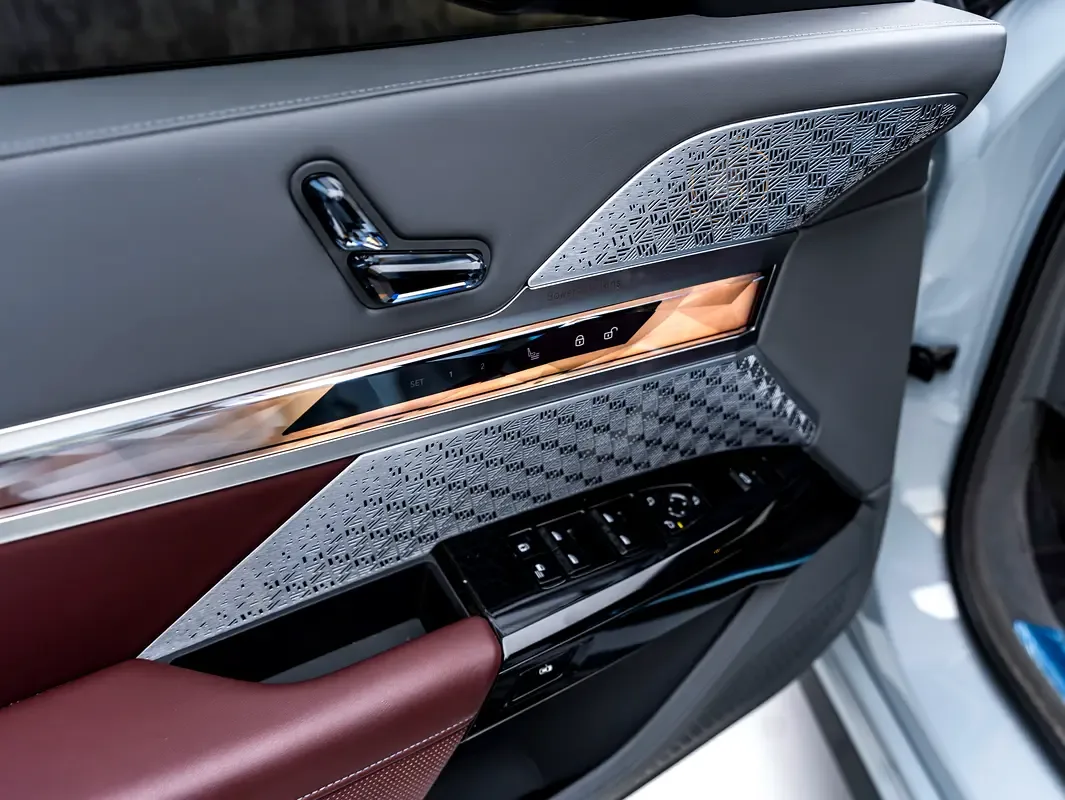 BMW 7 series 4.4 AT 4WD (544 hp) - 8