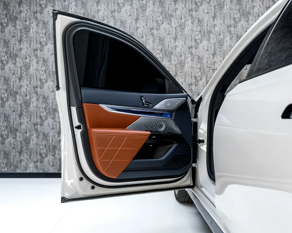 BMW 7 series 4.4 AT 4WD (544 حصان) - 7