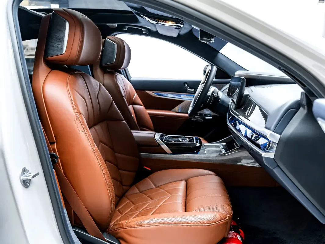 BMW 7 series 4.4 AT 4WD (544 حصان) - 8