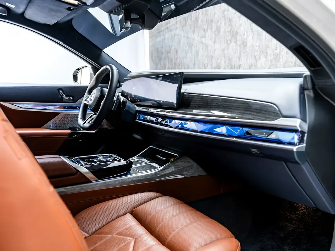 BMW 7 series 4.4 AT 4WD (544 حصان) - 12