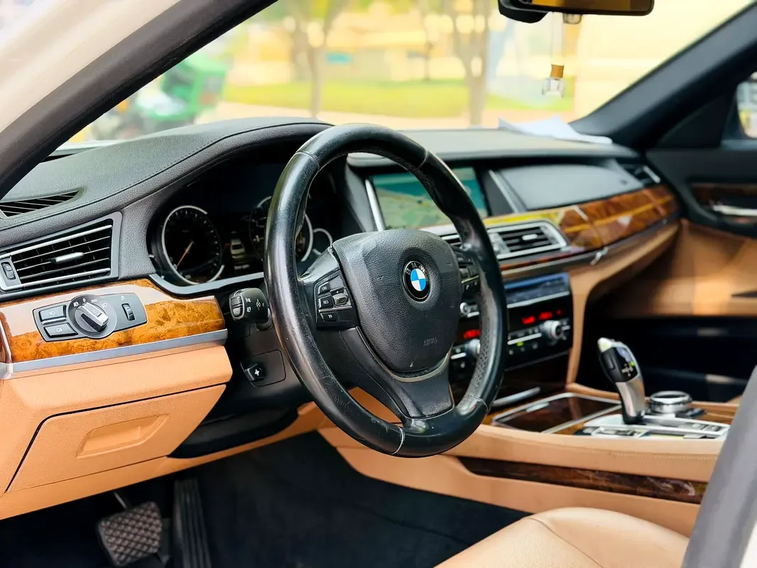 BMW 7 series 730i Steptronic (258 حصان) - 11