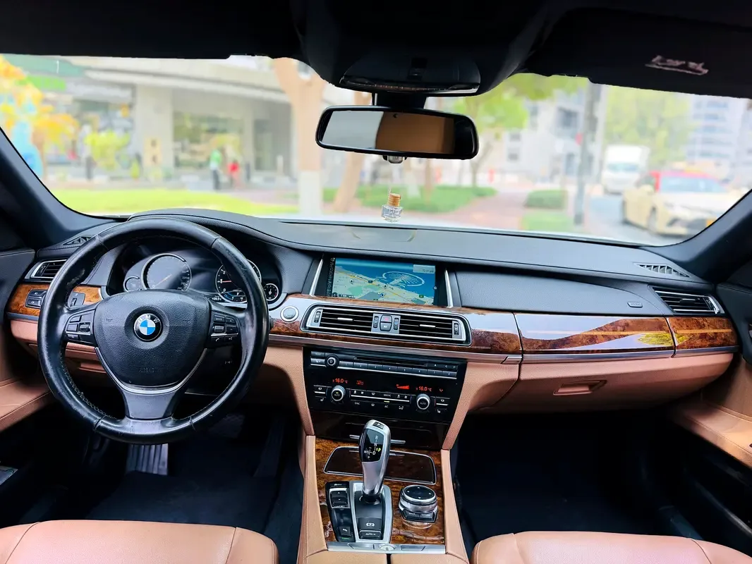BMW 7 series 730i Steptronic (258 حصان) - 16