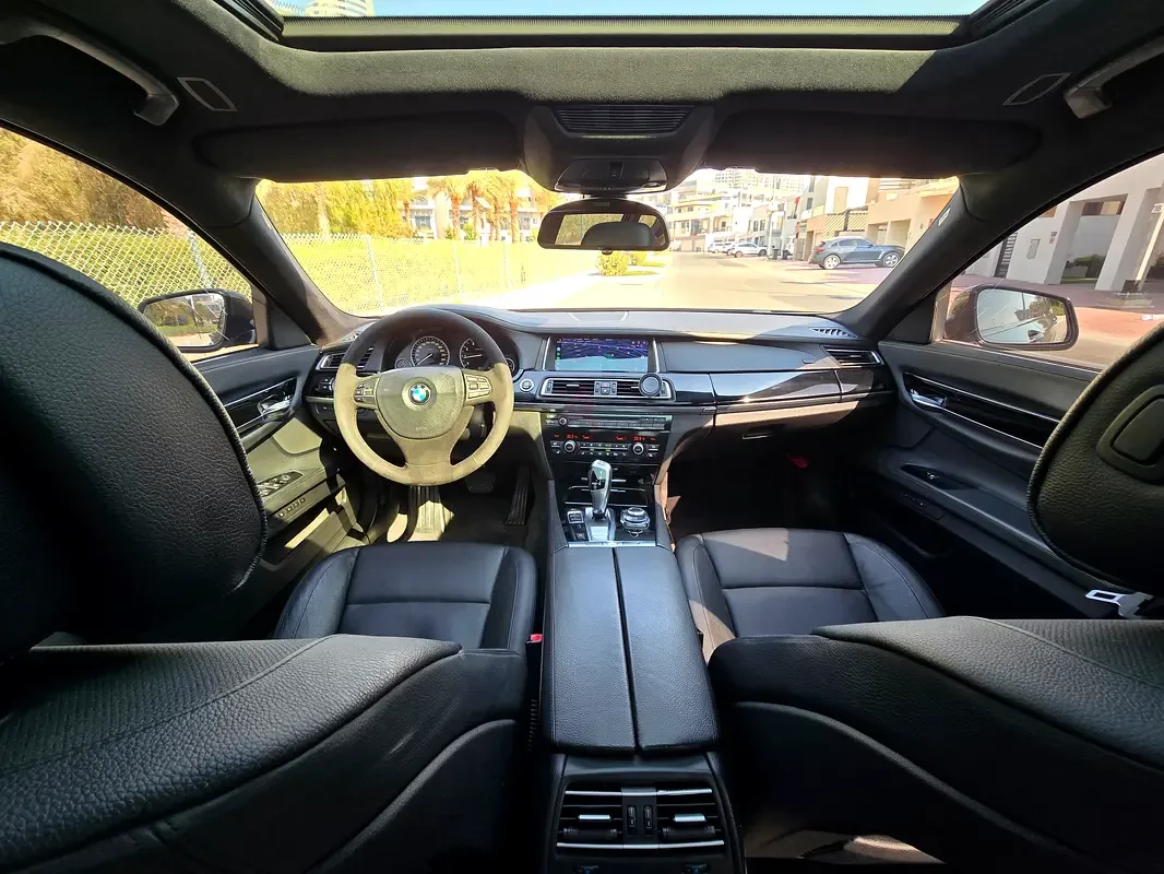 BMW 7 series 750i AT (407 hp) - 7