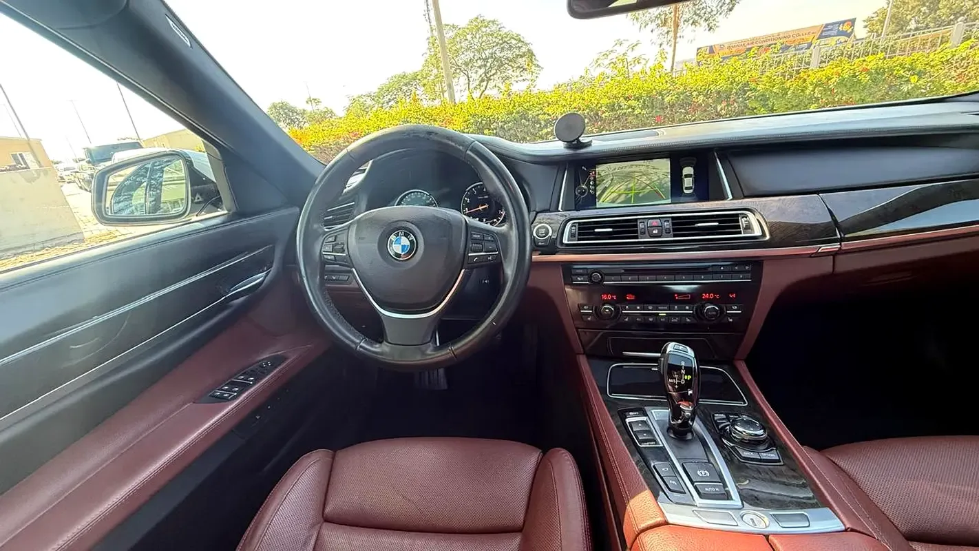 BMW 7 series 750Li Steptronic (449 حصان) - 12