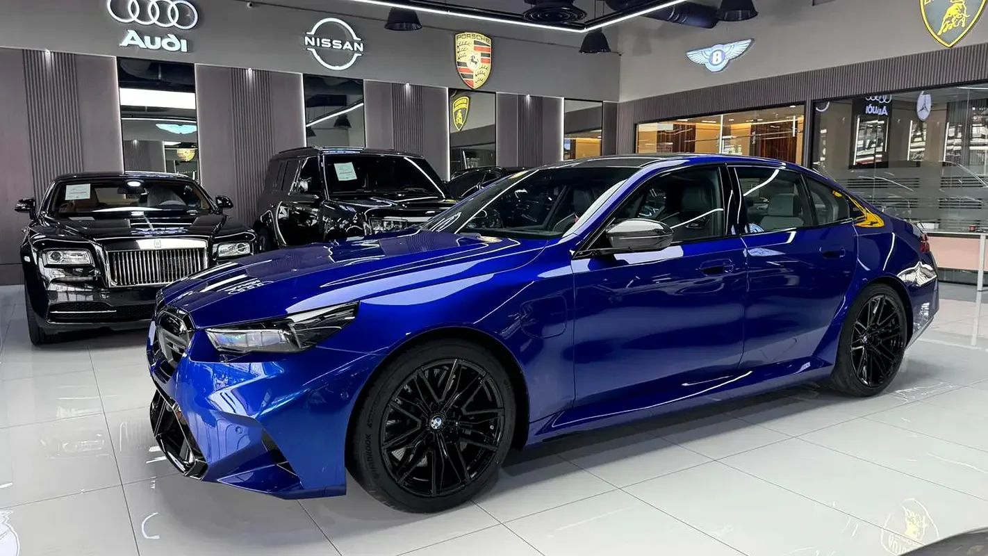 BMW M5 4.4 AT 4WD (727 hp)