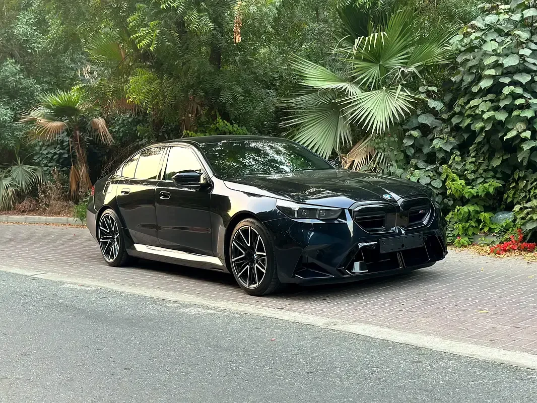 BMW M5 4.4 AT 4WD (727 حصان) - 2